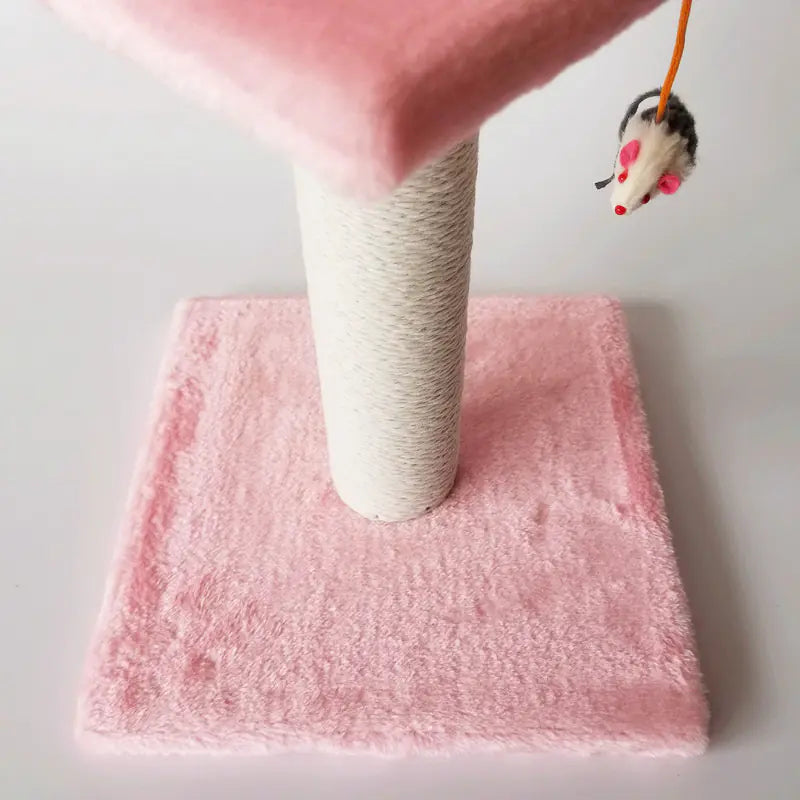 Katzenbaum mit Kratzpfosten und Spielzeugen