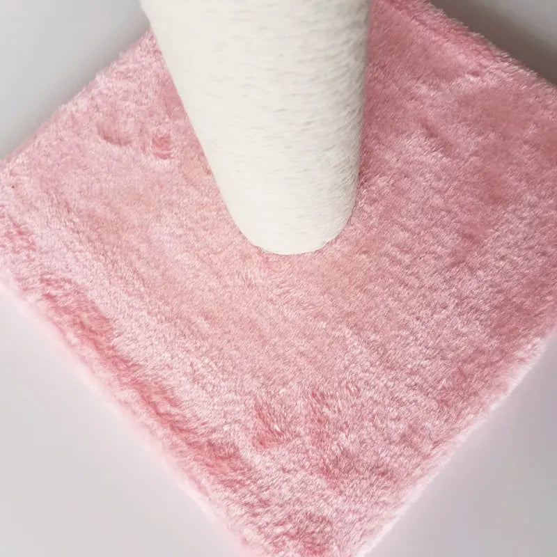 Katzenbaum mit Kratzpfosten und Spielzeugen