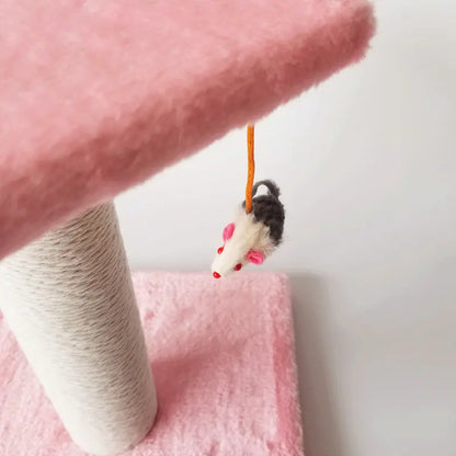 Katzenbaum mit Kratzpfosten und Spielzeugen