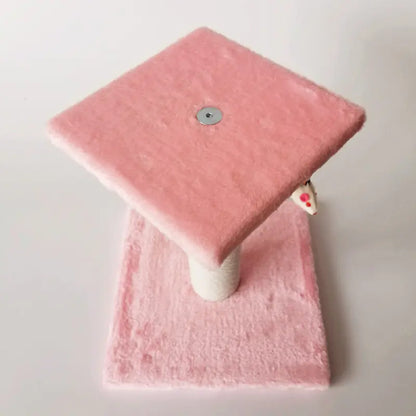 Katzenbaum mit Kratzpfosten und Spielzeugen