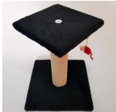 Katzenbaum mit Kratzpfosten und Spielzeugen